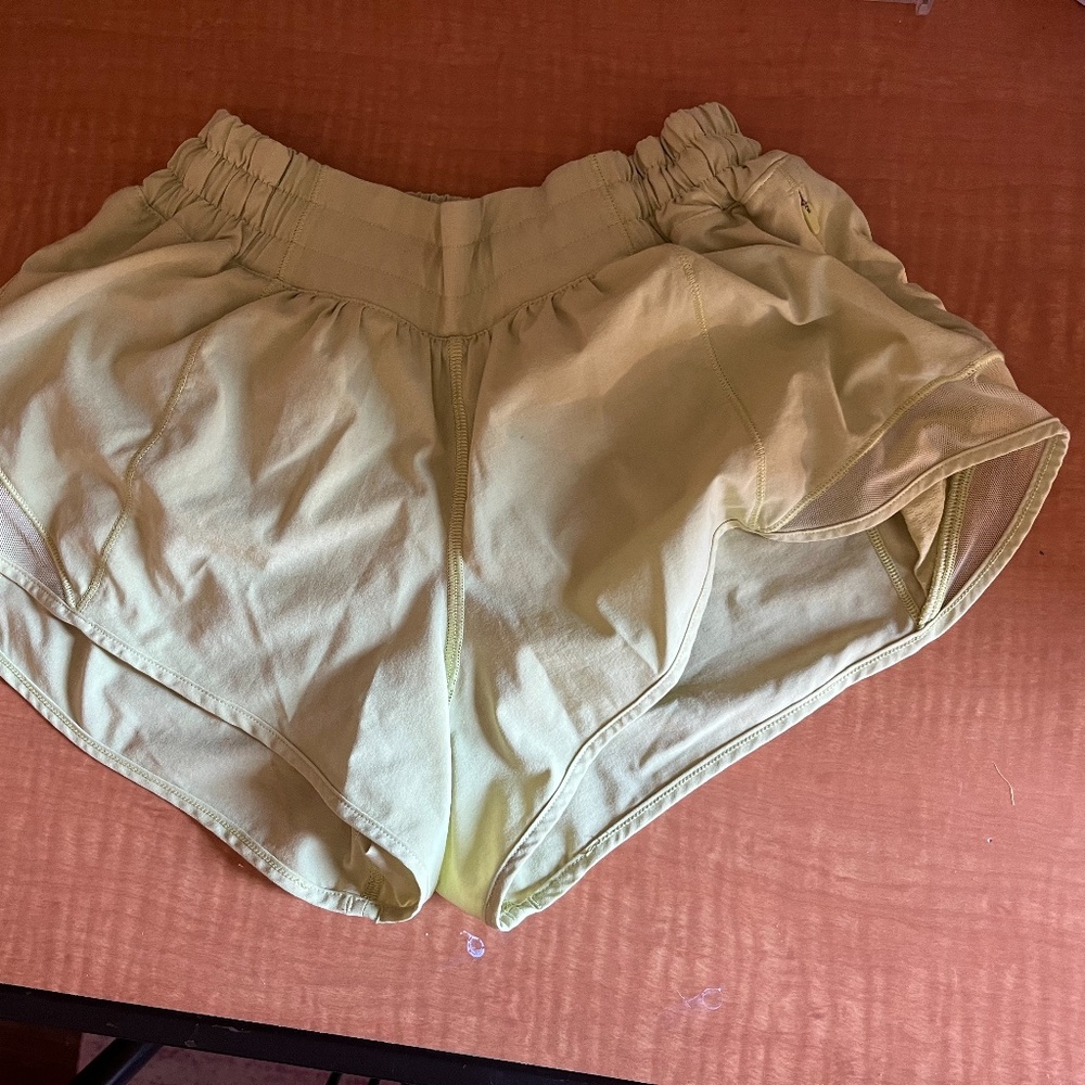 Lululemon 2.5" Hotty Hot Shorts Pale Yellow